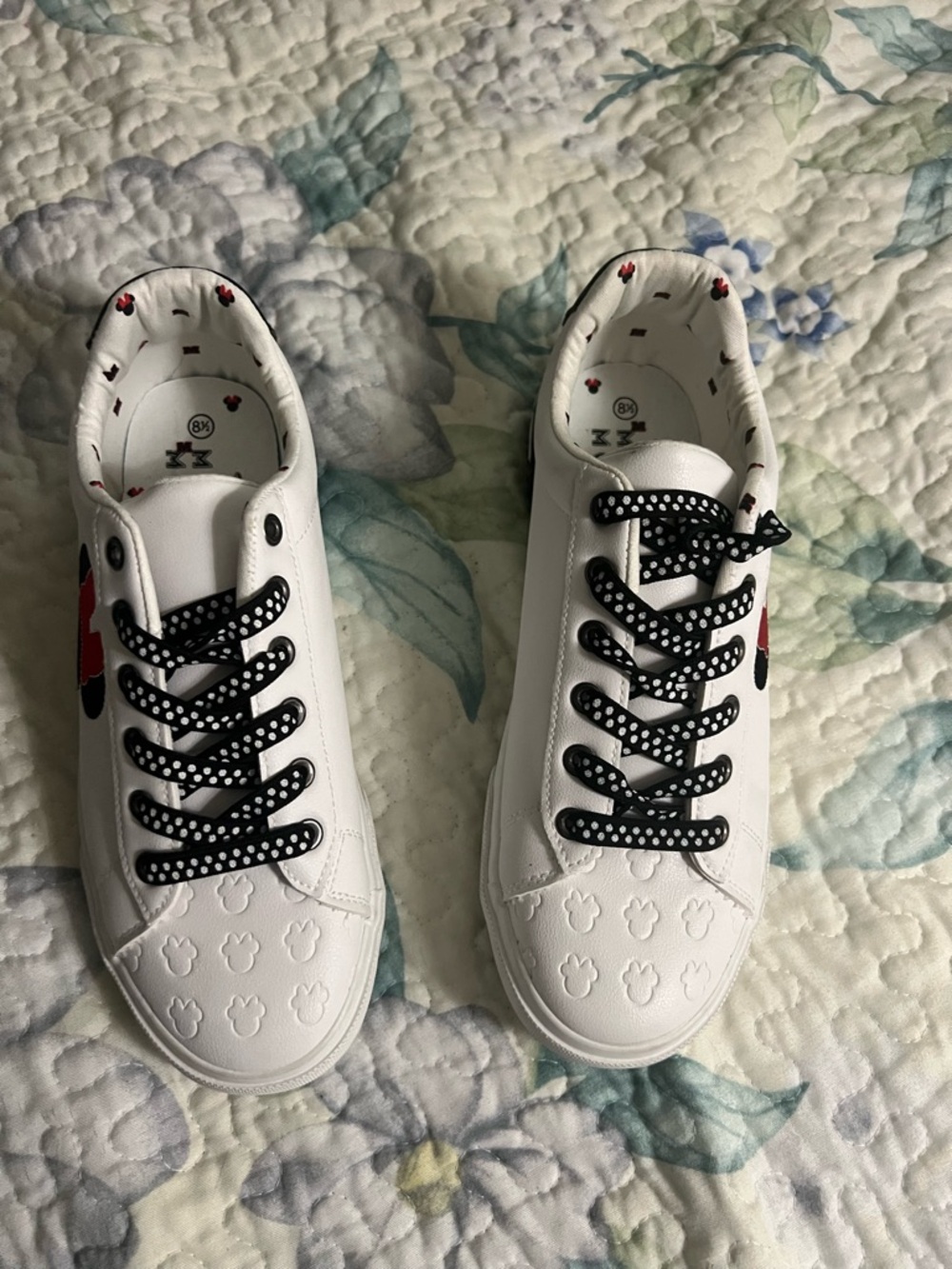 Disney Minnie Mouse Low-top White Sneakers with Polka Dot and Red Heart Accent